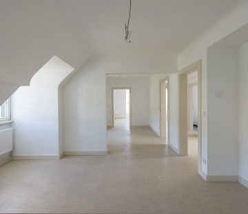 Stuttgart-Obertürkheim: Sanierte 3,5-Zimmer Wohnung in Unternehmer Villa 70329 Stuttgart, Dachgeschosswohnung